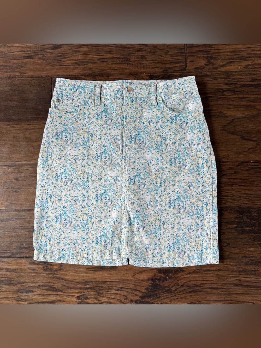 Lee Riders Midrise women’s Skirt size 6 blue and white speckled pattern